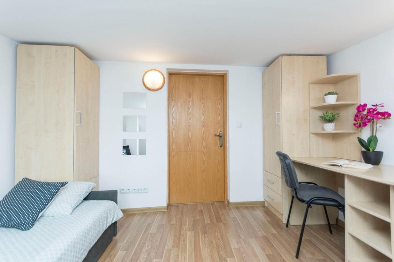 Akademikus Torun Hostel Bagian luar foto